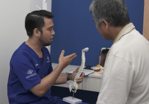 Konsultasi fisioterapi lelaki